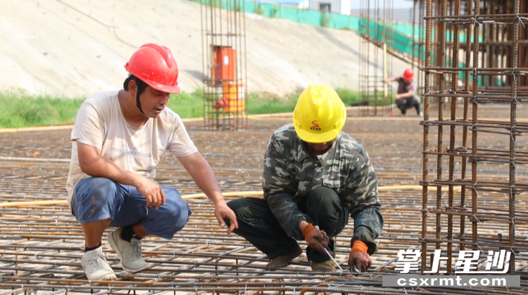 项目工地上，工作人员正在安全检查。均为 宋彬彬 摄