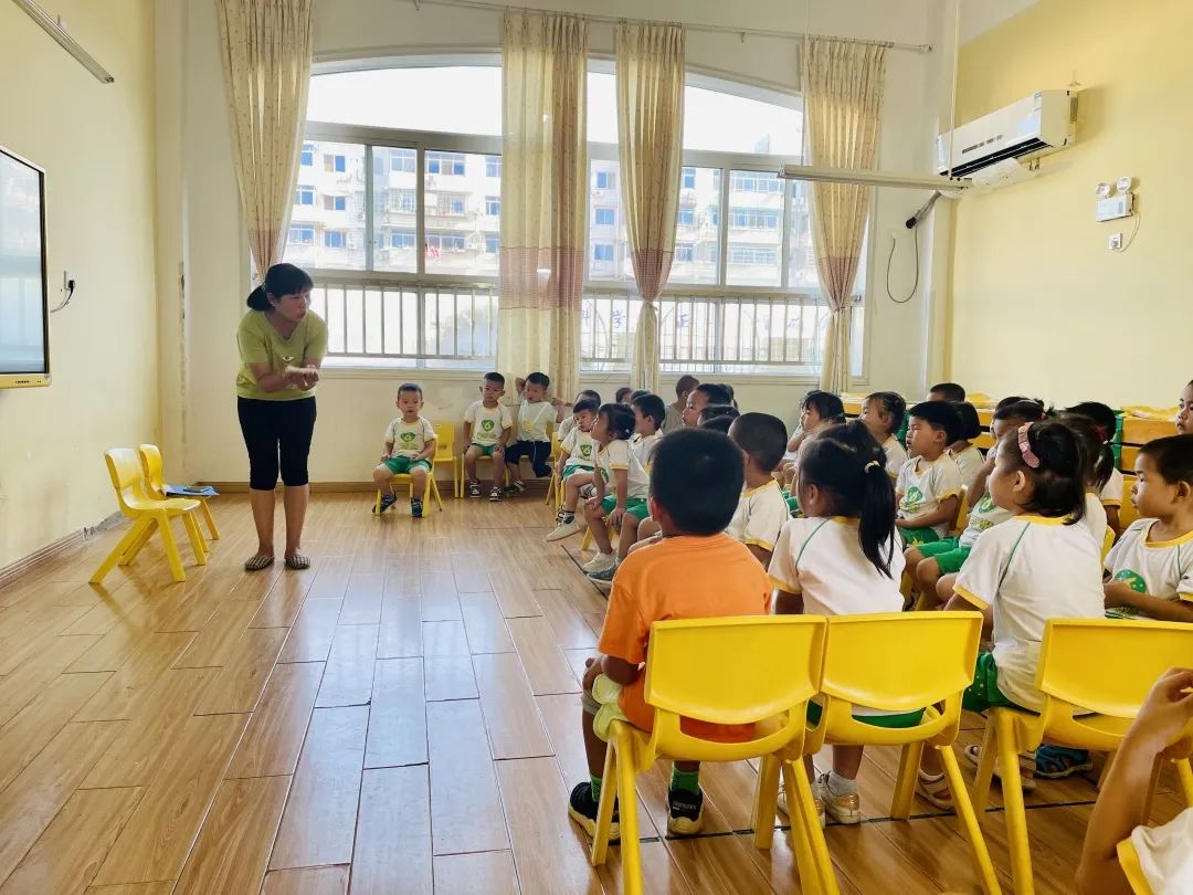 在演练之前，班级老师认真组织幼儿学习了消防常识。均为供图