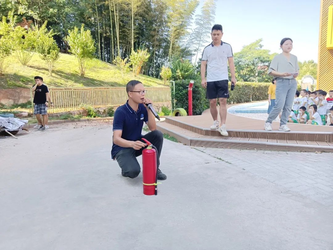 星沙街道开元路社区消防安全宣讲员进行消防安全知识及实操培训。