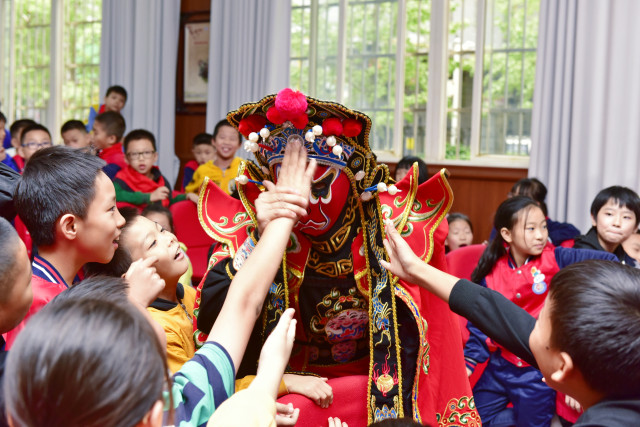 现场表演川剧"变脸"绝活.均为 李杰 摄