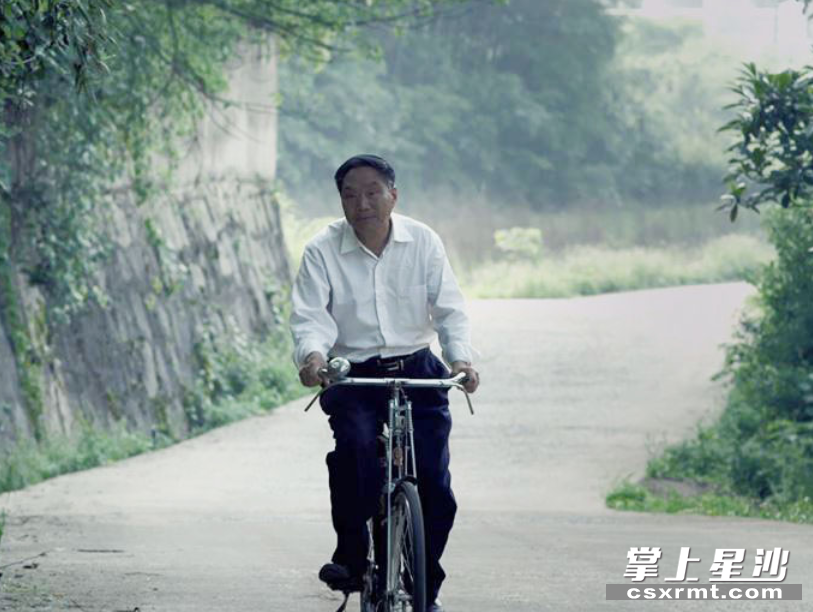 超爹下村宣讲，骑单车奔波在乡村土路上。