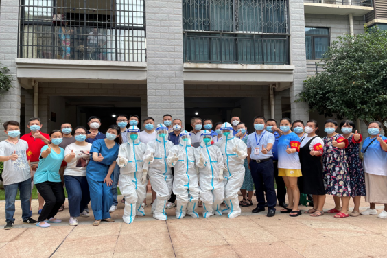 医院核酸采集队在社区开展核酸采集工作。