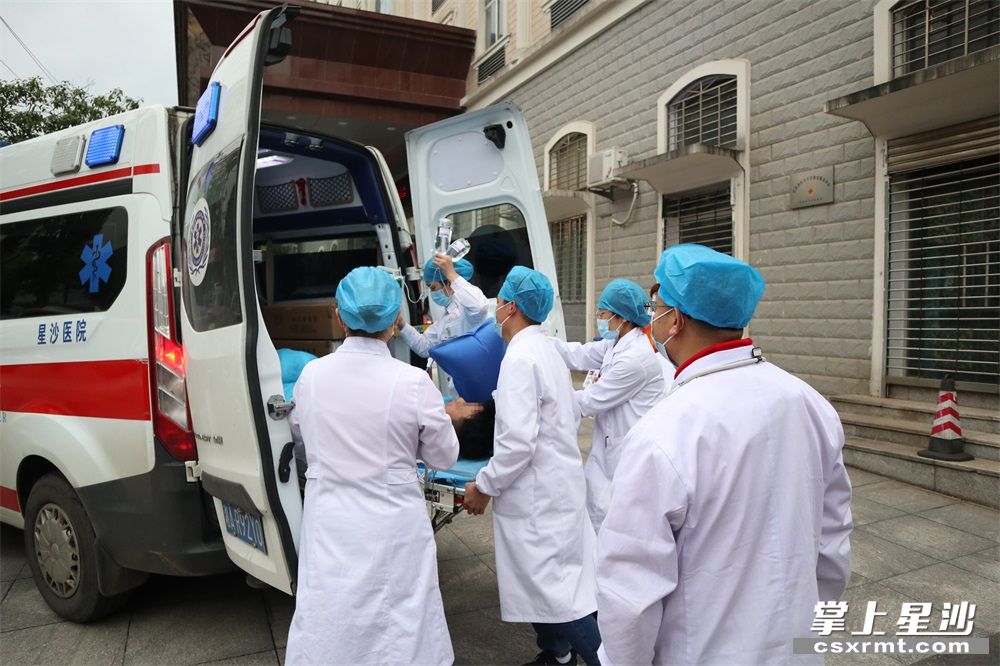 图为长沙县120急救中心调度医护人员抢救伤者。 长沙县卫健局供图