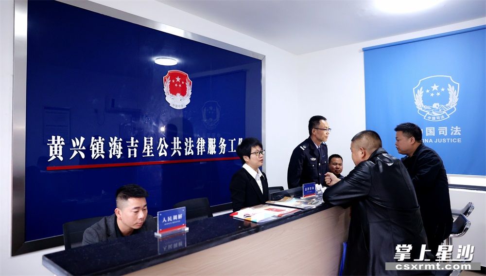 今年5月，长沙县黄兴镇海吉星公共法律服务工作点挂牌成立。图为市场经营户在进行法律咨询。 盛磊 摄