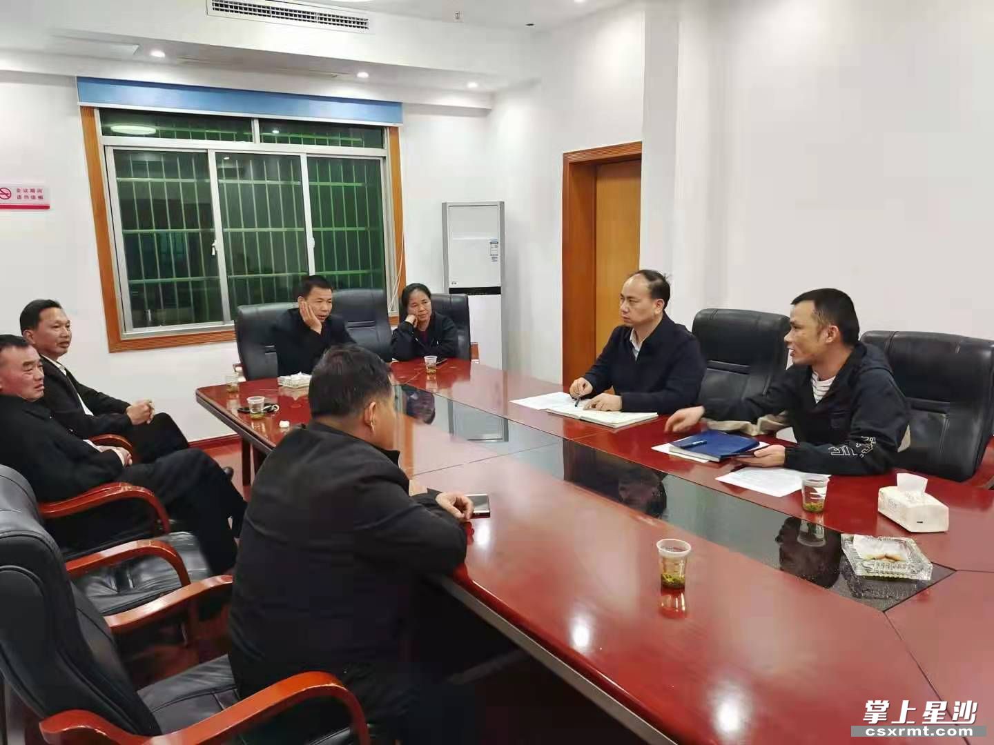 何年平（右二）在和拆迁队员开调度会。供图