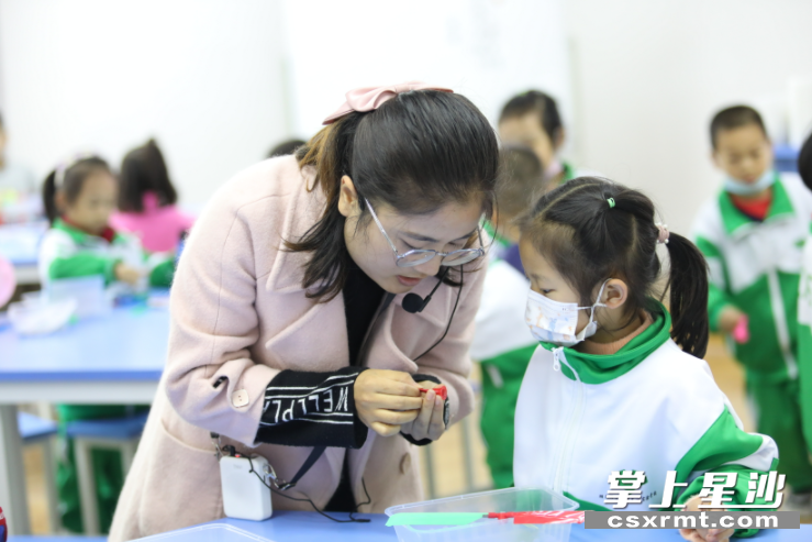 湖南师大附中星沙实验学校开展课后服务，科学制作课老师唐晓妹正在教一年级学生制作“气球直升机”。 李杰 摄