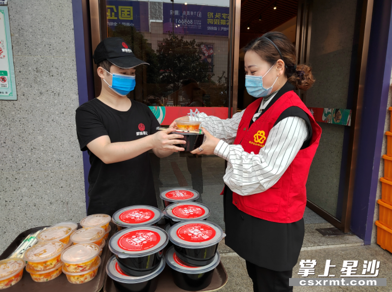 泉塘街道景星社区爱心送餐温暖疫线