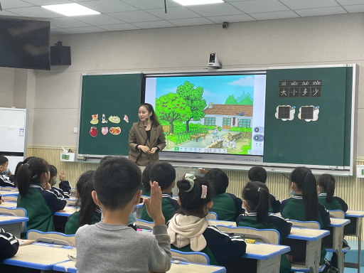百熙二小一年级语文教师程紫薇给学生上课。均为供图