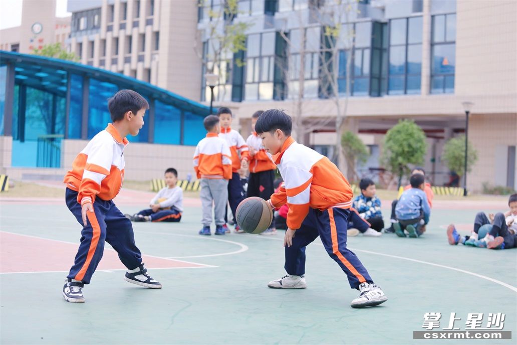 课后服务时间,昌济小学的学生练习打篮球.均为 李杰 摄