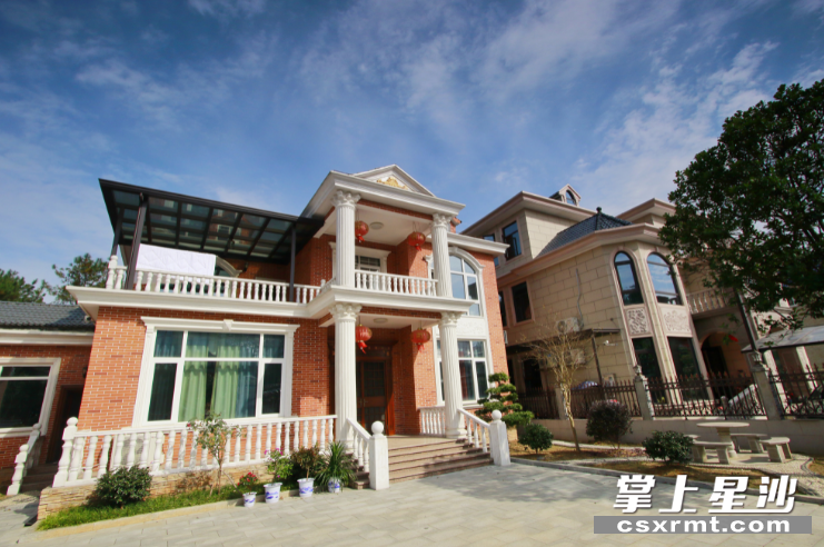 一栋栋漂亮的民居错落有致，庭院整齐干净。长沙县摄影家协会莫湘雄 摄