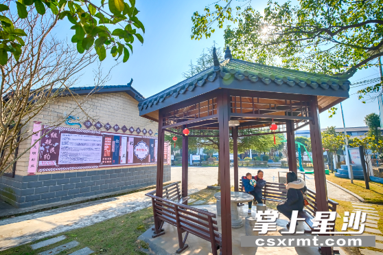 在文明创建工作开展中，新大屋组不断深化组规民约，夯实基层治理基础。图为群众在新大屋文化广场上休闲娱乐。章帝摄