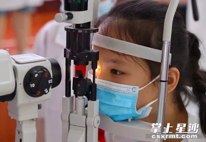 长沙县星沙医院开展小小眼科医生活动,小女孩在做视力检查.