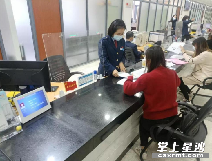 长沙县市场监督管理局行政审批服务科工作人员丁晓芳在为群众办理业务。