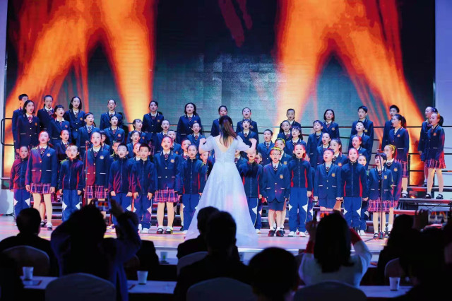 金井镇中小学合唱团与湘郡未来童声合唱团共唱一首歌，跨越城乡的童声，传递着震撼人心的教育幸福。