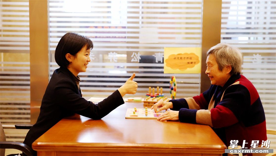 23岁的江娅没有和同龄人一样,挥洒青春,享受喧嚣与热闹,而是选择整天