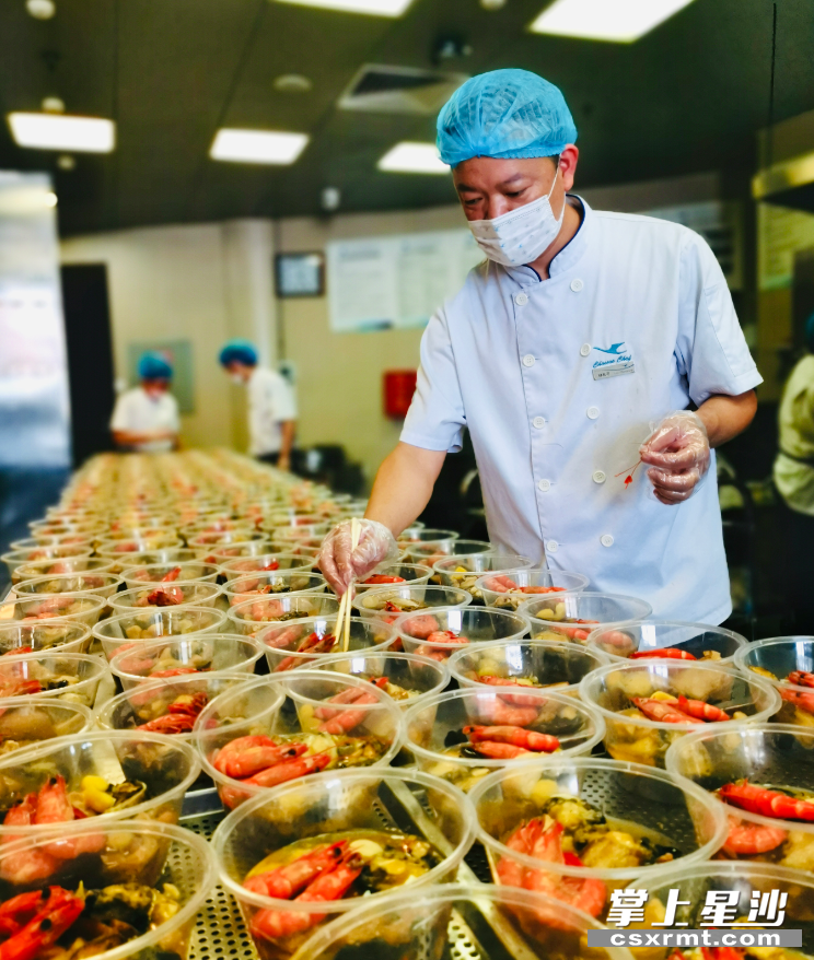 厦门航空湖南分公司食堂工作人员正在给员工打包餐食.