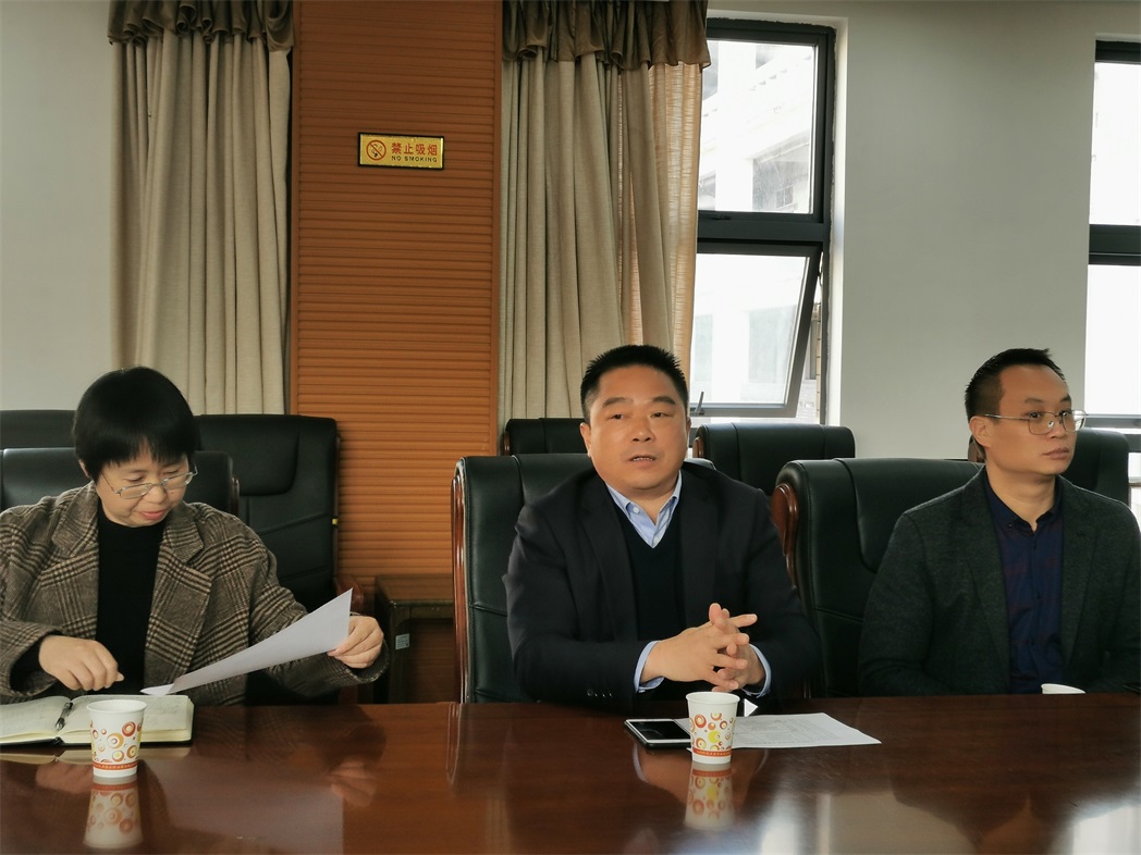 长沙县实验中学副校长盛俊杰（中）出席活动。