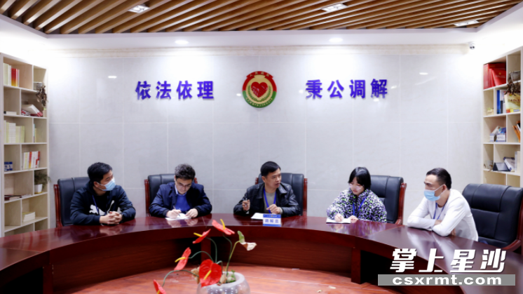 图为蓝思科技公共法律服务点工作人员调解一起矛盾纠纷。 均为盛磊 摄