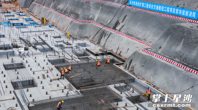工程综合交通枢纽工程西停车楼片区1-7区基础底板混凝土浇筑顺利完成