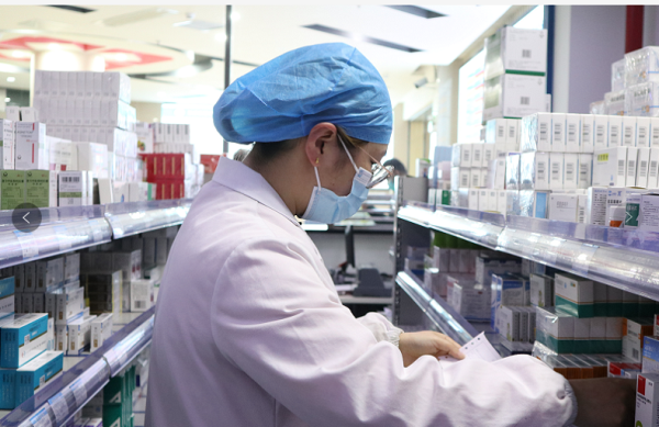 在长沙县星沙医院，医生正在对基本药品进行整理和养护。均为供图