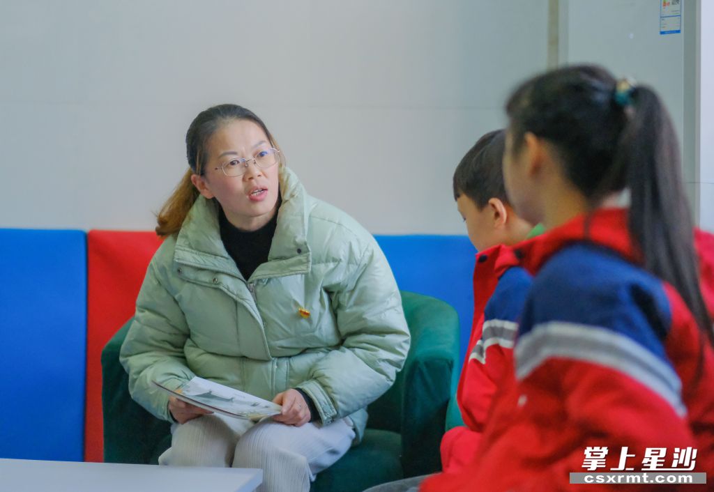龙塘小学老师汤卫平在资源教师给孩子们做心理辅导. 章帝 摄