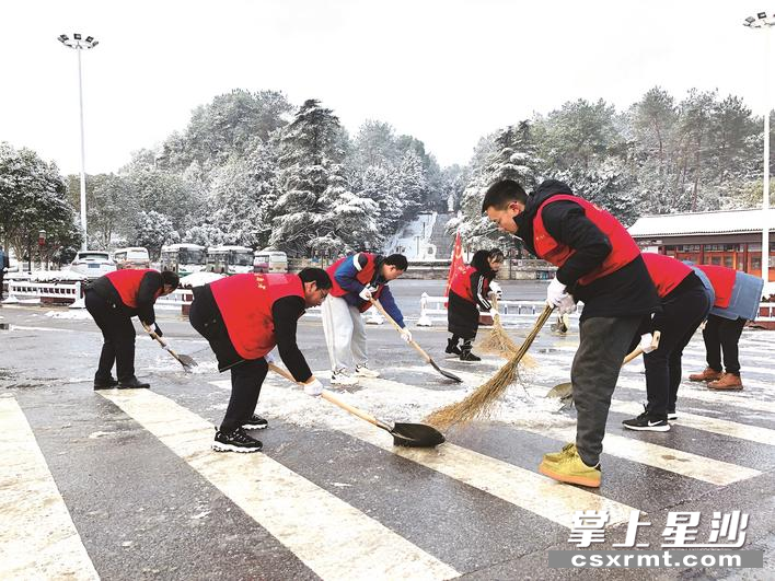 长沙县的党员干部和志愿者们纷纷走上街头铲雪除冰，为市民出行开辟一条条安全畅通路。林正茂 摄