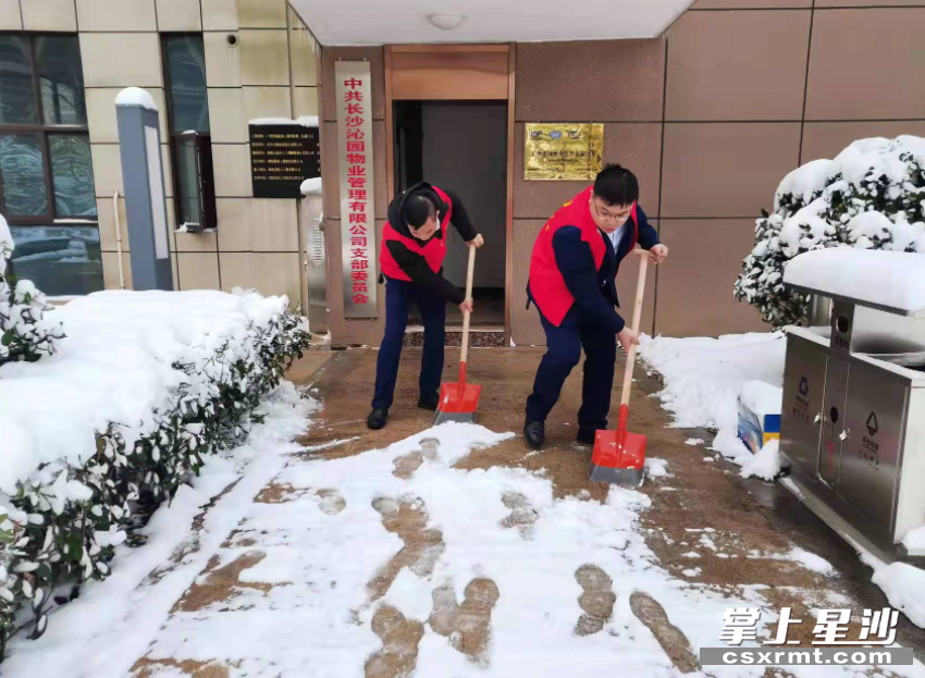 物业小区，党员带头畅通进出入口通道。