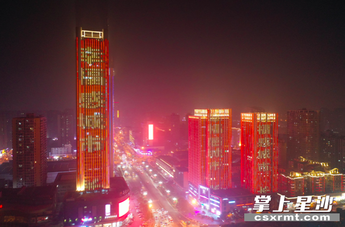 星沙地标建筑上，“2021中国最具幸福感城市”字样格外亮眼。均为章帝 摄