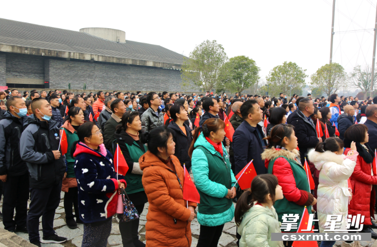 1月1日上午，500余人在田汉文化园参加升国旗唱国歌活动，共同欢庆新年。