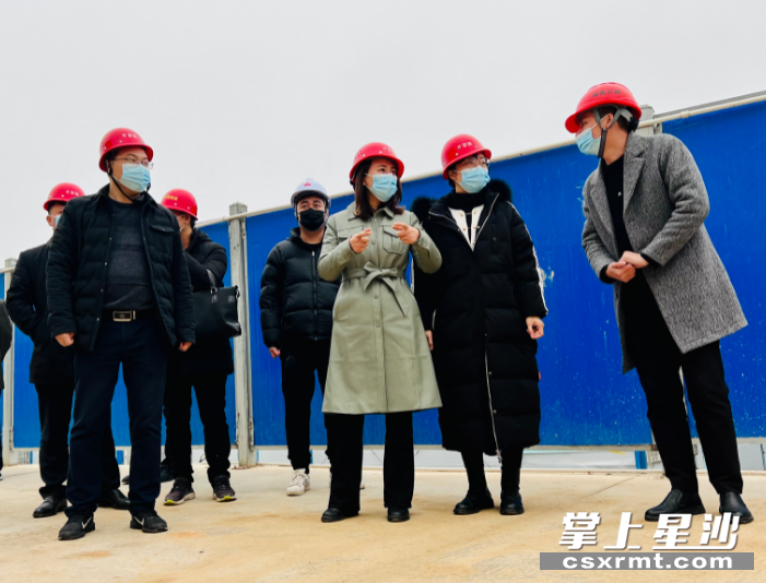 邱友梅一行在新开慧中学考察项目建设情况.均为林正茂 摄