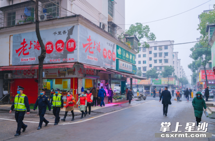 街道联合多部门组建了一支综合整治队伍，统筹推进综合整治工作。章帝 摄