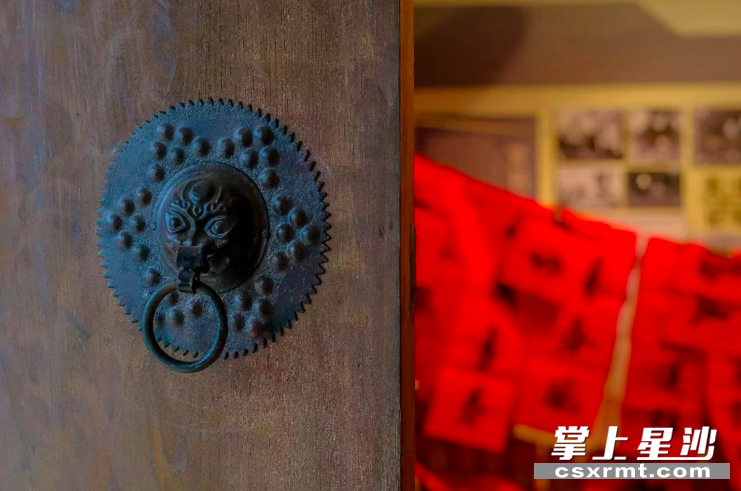 木门后等待晾干的春联。