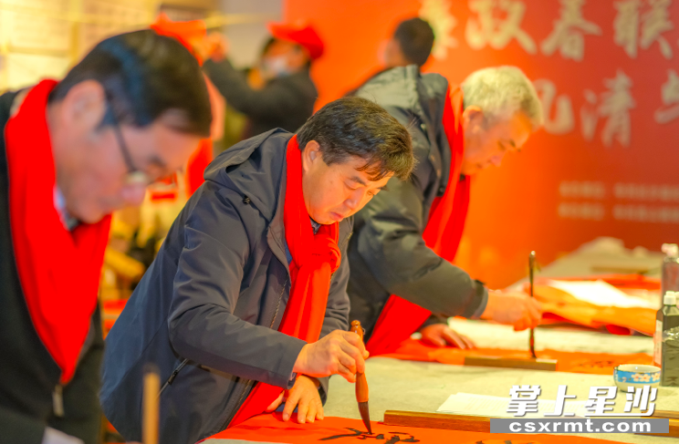 认真誊写的书法家们。