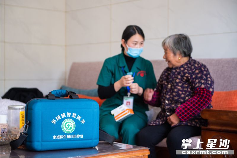 在果园镇杨泗庙社区，医务人员刘敏指导居家老人用药。均为果园镇卫生院供图