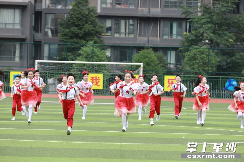 作业减负后，大同星沙小学的孩子们在操场上快乐奔跑。李杰 摄