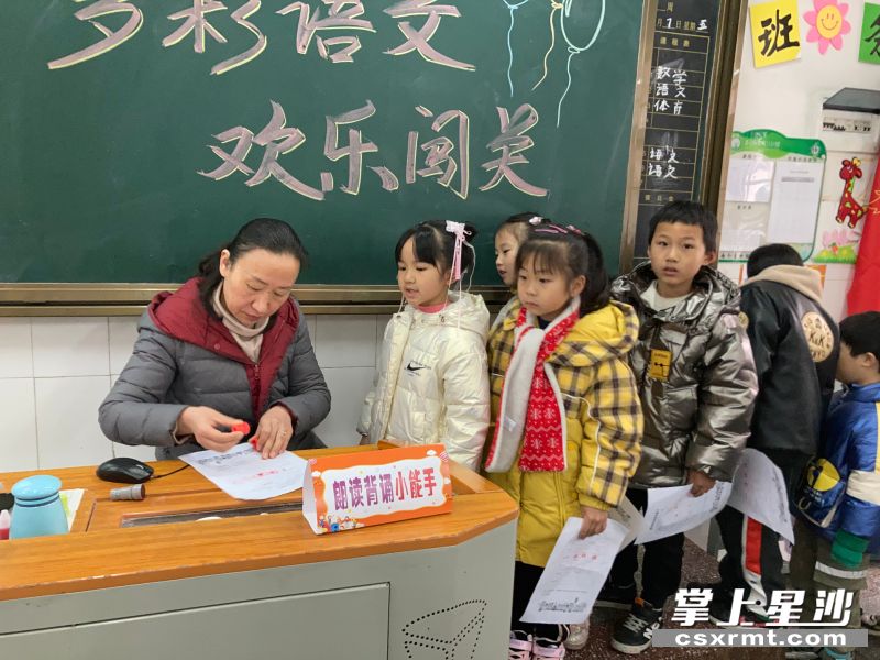 盼盼小学的孩子们争当“朗读背诵小能手”。 李杰 摄