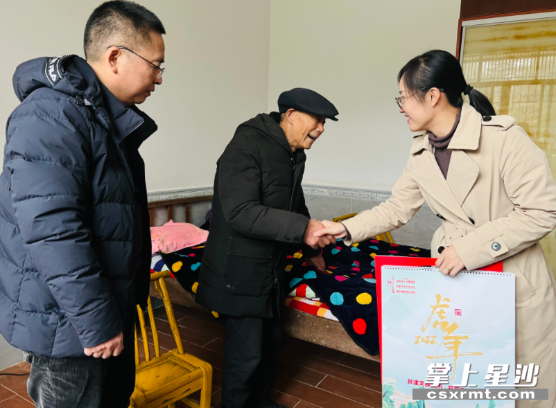 慰问组前往刘友仕家中走访慰问，为老人送去慰问金和春联、挂历等。均为林正茂 摄