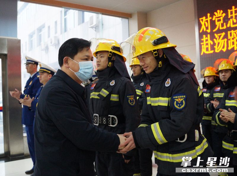 陈永高在县消防大队，慰问一线消防队员。均为 龙慧玲 摄