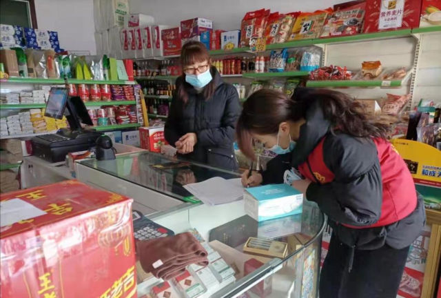 长沙县金井镇农裕村工作人员正在进行行程码等核对工作。供图 长沙县金井镇农裕村工作人员正在进行行程码等核对工作。供图