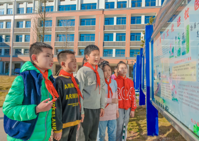 黄花镇华阳小学的学生们参观学习廉洁文化墙.章帝 摄