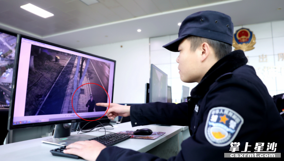 图为湘龙派出所视频侦查员通过天网视频追踪找到走失老人. 盛磊 摄