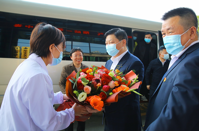 付旭明在县妇幼保健院妇女保健部，走访调研全国、省巾帼文明岗。曾诗怡 摄