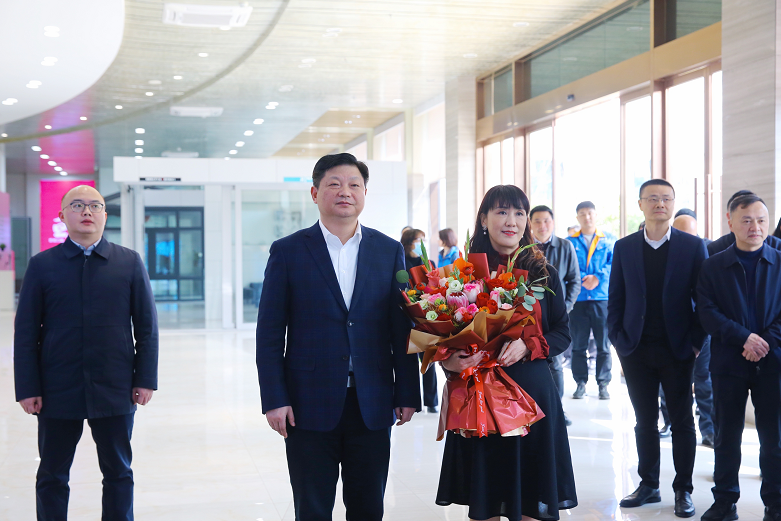 付旭明在湖南亘晟门窗有限公司，走访看望市巾帼建功标兵何海英。曾诗怡 摄