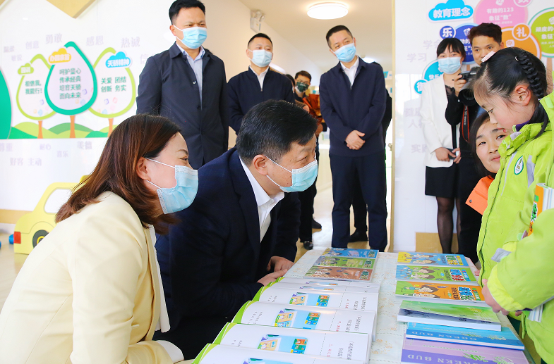 付旭明在六艺天骄幼儿园，走访调研全国巾帼文明岗。曾诗怡 摄