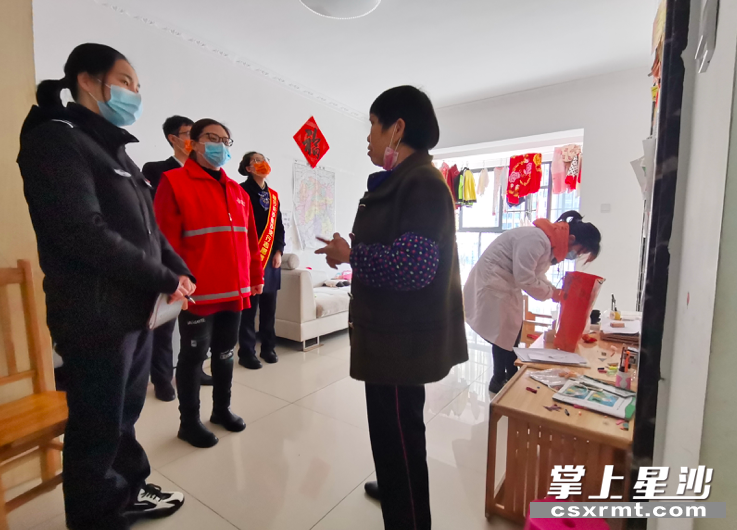 图为螺丝塘社区组织志愿者上门为困难女性老人义诊。 星沙街道供图