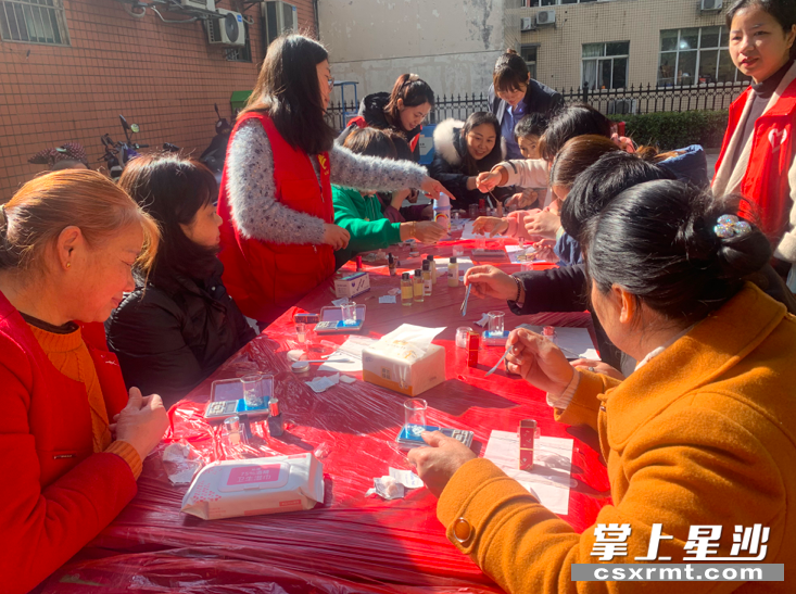 图为开元路社区组织辖区女性居民开展口红DIY手工活动。 星沙街道供图