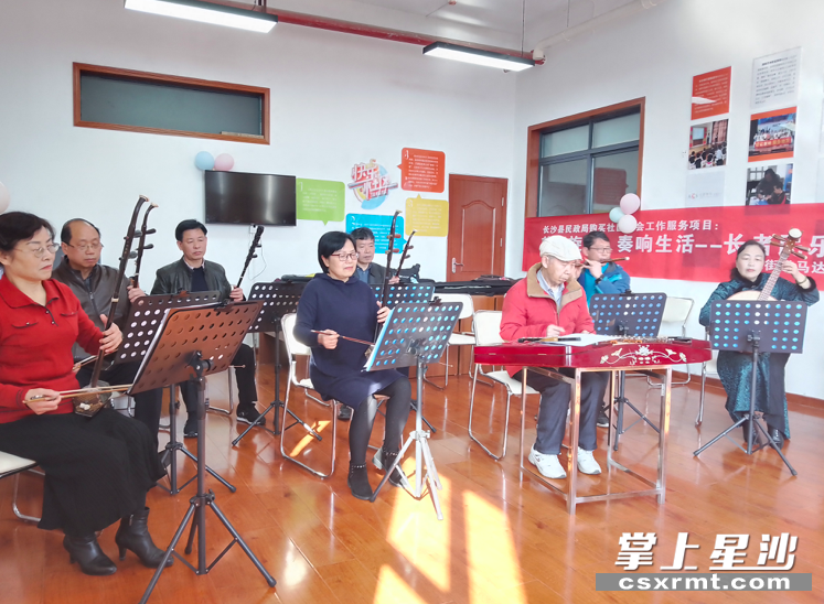 图为马达岭社区长者民乐团为女性居民演奏《女人花》等歌曲。 星沙街道供图