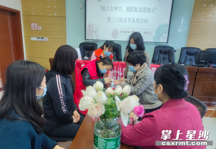 图为杨梅冲社区组织女性居民开展美甲DIY活动。 星沙街道供图