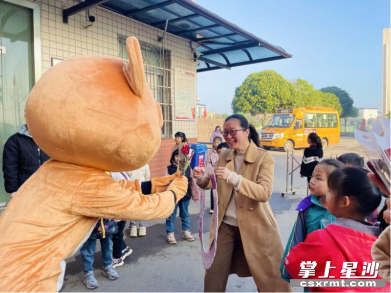 校长唐建和老师一起玩游戏。均为 李杰 摄