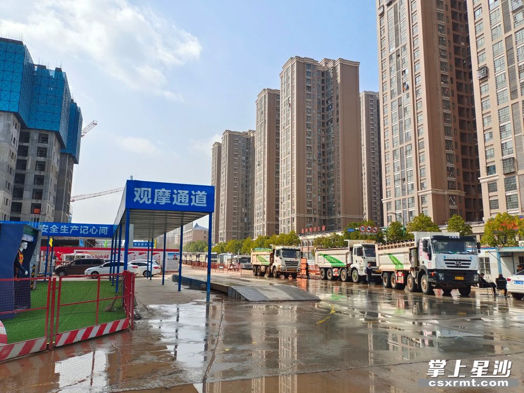 三一云谷住宅项目内渣土车有序排队经过洗车平台清洗后出入工地。均为 吴涛 摄